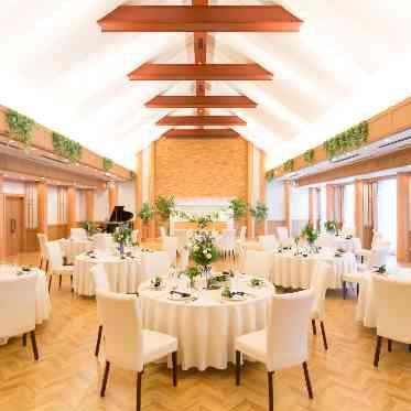 アルカーサル迎賓館 川越 大人なラスティックウェディングを叶える、ライトウッドが基調のバンケット