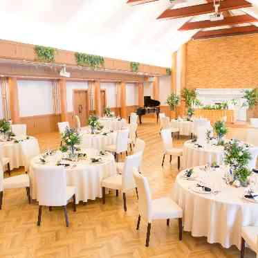 アルカーサル迎賓館 川越 木の温もりにあふれたアットホームな空間で絆を深めるウェディングを