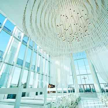 アヴァンセ リアン 大阪 下から見上げるシャンデリアは圧巻!国内最大級のシャンデリアを是非ご堪能下さい