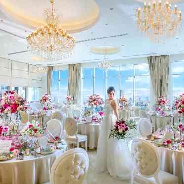 アヴァンセ リアン 大阪 白とゴールド基調の大人かわいい披露宴会場!