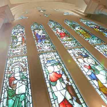 OSAKA St.BATH CHURCH(大阪セントバース教会) 300年の時を紡ぐ、自然光と宝石が彩るステンドグラス。