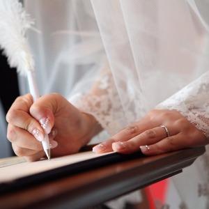 OSAKA St.BATH CHURCH(大阪セントバース教会) 大切なゲストの前で誓いの署名。これまでの感謝とこれからの未来への気持ちが溢れ出る