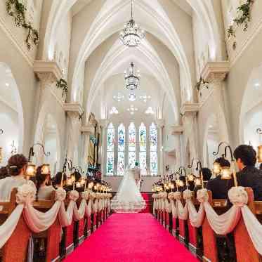 祭壇が高く、ドレスのトレーンも美しく映える。どの席からも二人の姿が見える。