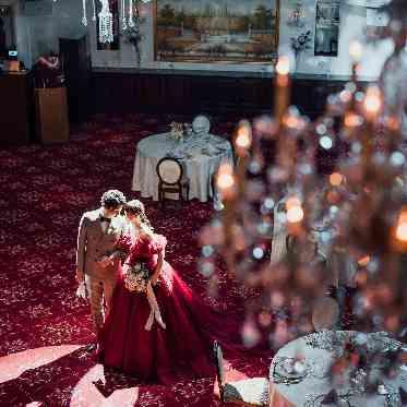 OSAKA St.BATH CHURCH(大阪セントバース教会) シャンデリアとクラシカルに