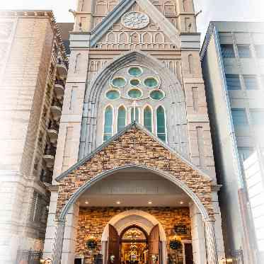 OSAKA St.BATH CHURCH（大阪セントバース教会） 青空にも映えるチャペル。自然光が3フロア吹き抜けのチャペルを照らします。