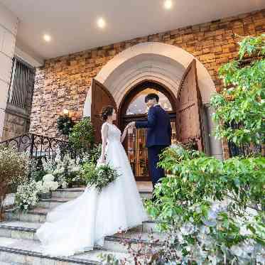 OSAKA St.BATH CHURCH(大阪セントバース教会) 扉の前でロケーション撮影も可能。