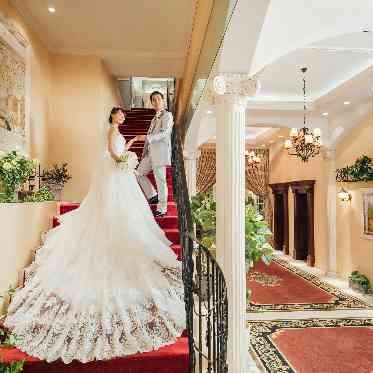 OSAKA St.BATH CHURCH(大阪セントバース教会) チャペルへと続く階段で撮影。ドレスのトレーンが良く映えます。