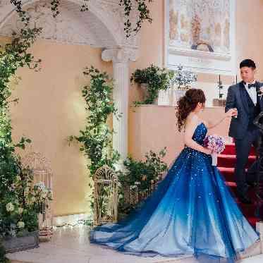 OSAKA St.BATH CHURCH(大阪セントバース教会) 踊り場ではカラードレスも綺麗に映るので写真撮影にもおすすめ♪