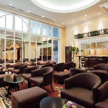 OSAKA St.BATH CHURCH(大阪セントバース教会) 待合いスペースも広々。ウェルカムドリンクを楽しみながらご歓談いただけます。