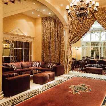 OSAKA St.BATH CHURCH(大阪セントバース教会) エレベーター前にも席があるので、移動も楽に。