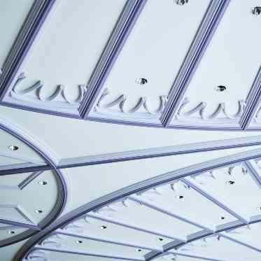 ラピスコライユ ●BRASSグループ パーティ会場の天井を彩るは上品なデザイン