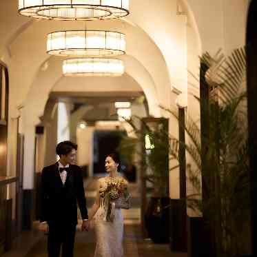 THE LANDMARK SQUARE OSAKA (ザ ランドマークスクエア オオサカ) 半円アーチが特徴的なロマネスク建築でのクラシカルWD