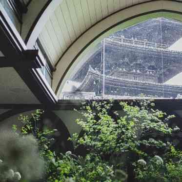 THE HIGASHIYAMA CLUB by HAPPO-EN(旧: 京都祝言 SHU:GEN ) 千年の歴史をもつ京都のシンボル「八坂の塔」を前方にのぞむ、落ち着きある挙式会場。