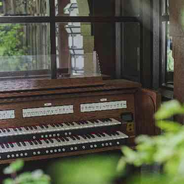 THE HIGASHIYAMA CLUB by HAPPO-EN(旧: 京都祝言 SHU:GEN ) 京都らしさを感じる壮観な佇まいに、ハープやオルガン、フルートの音色と聖歌隊の歌声