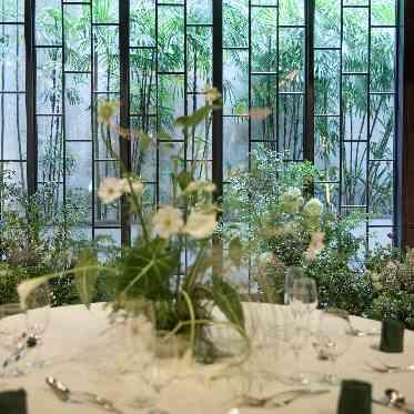 THE HIGASHIYAMA CLUB by HAPPO-EN(旧: 京都祝言 SHU:GEN ) ダイナミックな天井装飾や、メインテーブル装飾も叶う会場。