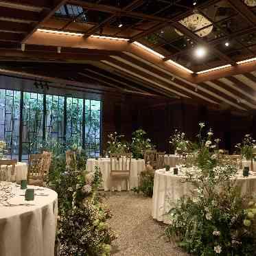 THE HIGASHIYAMA CLUB by HAPPO-EN(旧: 京都祝言 SHU:GEN ) ダイナミックな天井装飾や、メインテーブル装飾も叶う会場。