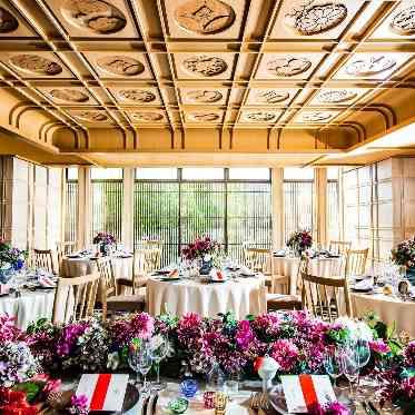 THE HIGASHIYAMA CLUB by HAPPO-EN(旧: 京都祝言 SHU:GEN ) 明るい自然光が注ぐ開放的な窓が会場の真ん中に。