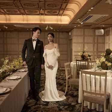 THE HIGASHIYAMA CLUB by HAPPO-EN（旧: 京都祝言 SHU:GEN  ） 自然光が柔らかくお二人を包み込み、和も洋も楽しめるスタイリッシュなバンケット。