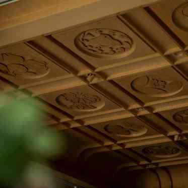 THE HIGASHIYAMA CLUB by HAPPO-EN（旧: 京都祝言 SHU:GEN  ） 格式高い折上格天井があしらわれた披露宴会場