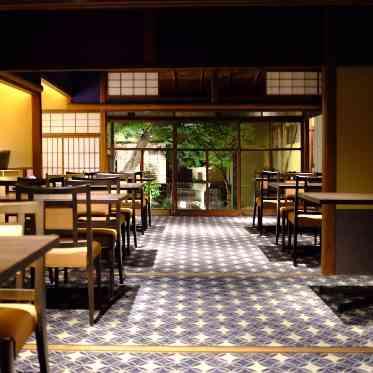 THE HIGASHIYAMA CLUB by HAPPO-EN(旧: 京都祝言 SHU:GEN  ) ゲストが待合う場所からも緑の木々が目の前に