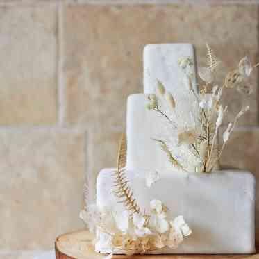 センティール・ラ・セゾン 岐阜 ウエディングケーキも会場にそろえて。ふたりの好みやセンスを自由に発揮できる