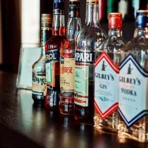 センティール・ラ・セゾン 岐阜 ロビーのバーカウンターには数多くのお酒をご用意