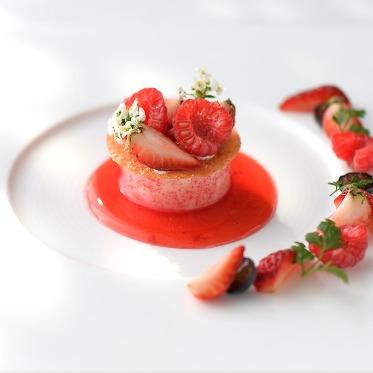 センティール・ラ・セゾン 岐阜 彩りベリーと北海道産マスカルポーネのブランマンジェ『濃姫』のソース