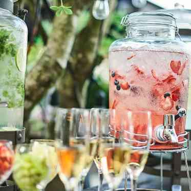 センティール・ラ・セゾン 岐阜 清涼感のあるみずみずしい色のカラフルなドリンクをガーデンテラスに