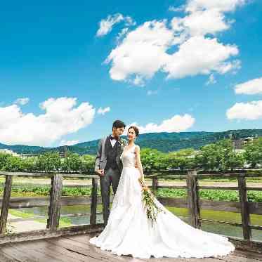 鴨川沿いで一棟貸切の贅沢ウエディングを