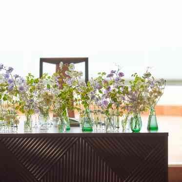 花をいけた小瓶を並べたメインテーブル