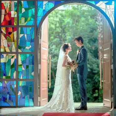 アルタビスタガーデン 挙式の入退場シーンはステンドグラスに素敵に彩られて!