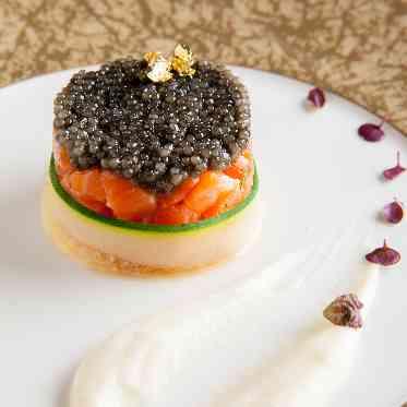 アルタビスタガーデン スモークサーモンとキャビアのガトー仕立て