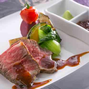 アルタビスタガーデン 国産牛ロース肉の塩山椒焼き 季節野菜添え
柚子香るポン酢ジュレと西洋わさびソース