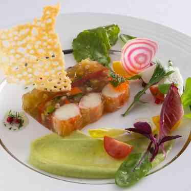 アルタビスタガーデン タラバ蟹と彩り野菜 小麦のミルフィーユ仕立て
アボカドピューレ添え