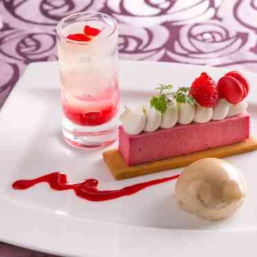 アルタビスタガーデン フランボワーズムースとヒアルロン酸ライチのジュレ
アールグレーのアイスを添え