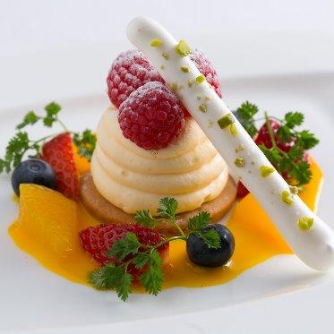 濃厚レアチーズムースと季節のフルーツ