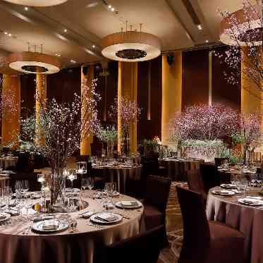 コンラッド東京 2階「風波」天井高を生かした装花のスタイリッシュなデザイン