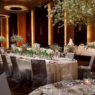 コンラッド東京 白を基調に爽やかで上品な会場コーディネート