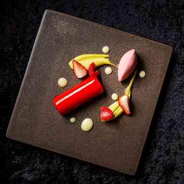 コンラッド東京 数々の賞を受賞するペストリーシェフとオリジナルデザートをつくりあげる