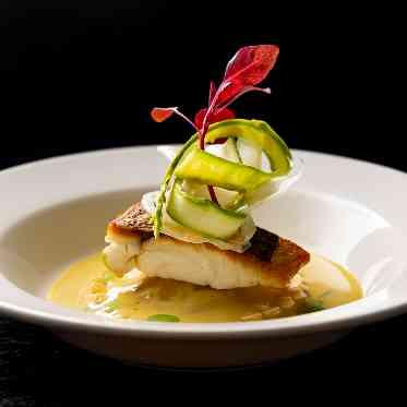 コンラッド東京 出来立てをゲストの皆様にサーブさせていただく