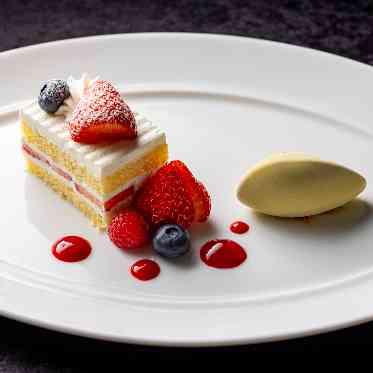 コンラッド東京 ウェディングケーキで幸せのお裾分け