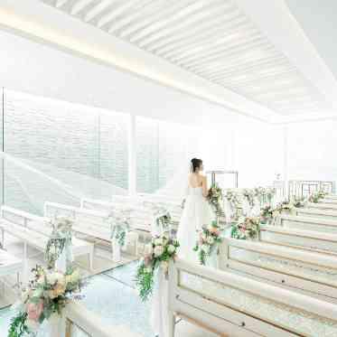 The Palm Garden(ザ・パームガーデン)<エルフラットグループ> バージンロードのクリスタルがキラキラと光り輝く