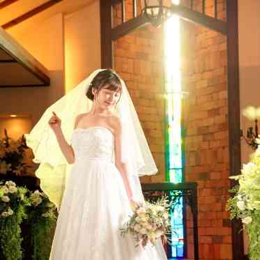 The Palm Garden(ザ・パームガーデン)<エルフラットグループ> 祭壇奥のステンドグラスから自然光が差し込む