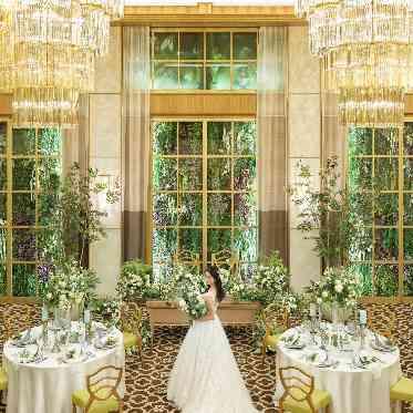 The Palm Garden（ザ・パームガーデン）＜エルフラットグループ＞ 壁一面の緑と印象的なシャンデリアが上質な空間を演出