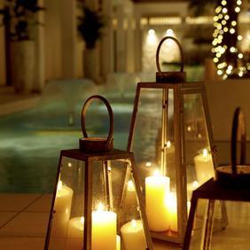 The Palm Garden（ザ・パームガーデン）＜エルフラットグループ＞ 夜は館内をキャンソルが照らしロマンティックな雰囲気に