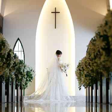 南青山サンタキアラ教会 調光を変えて白基調の洗練された雰囲気での挙式・写真撮影がかなう