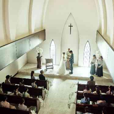 南青山サンタキアラ教会 天井高13m、光が降り注ぐ開放的な挙式空間