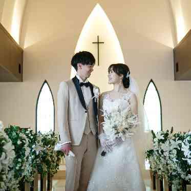 南青山サンタキアラ教会 カサブランカを取り入れたアレンジメントで華やかさを感じられる空間に