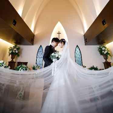 南青山サンタキアラ教会 ベールが優雅にひろがるドラマティックな印象に。結婚式当日も充実のフォトタイムを*