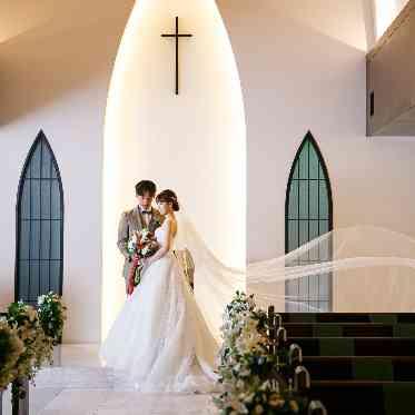 南青山サンタキアラ教会 挙式後は礼拝堂内でゆっくりとフォトタイムを設けることができる。希望カットの相談可